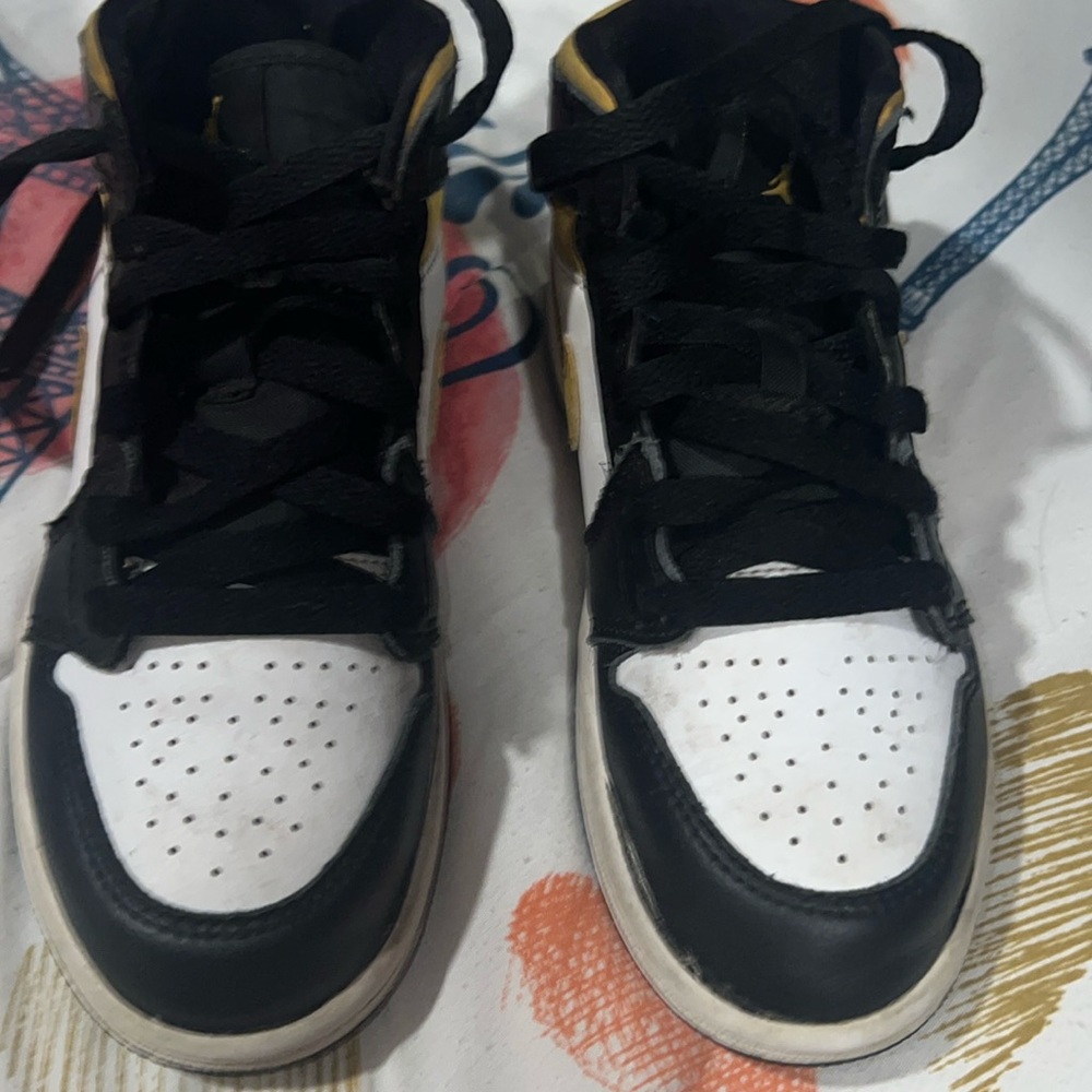 Black & yellow Jordan. Kids. Size 13C